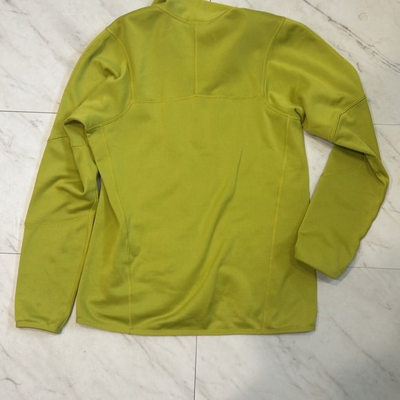 Green lightweight Patagonia Pull over - Picture 2 of 2